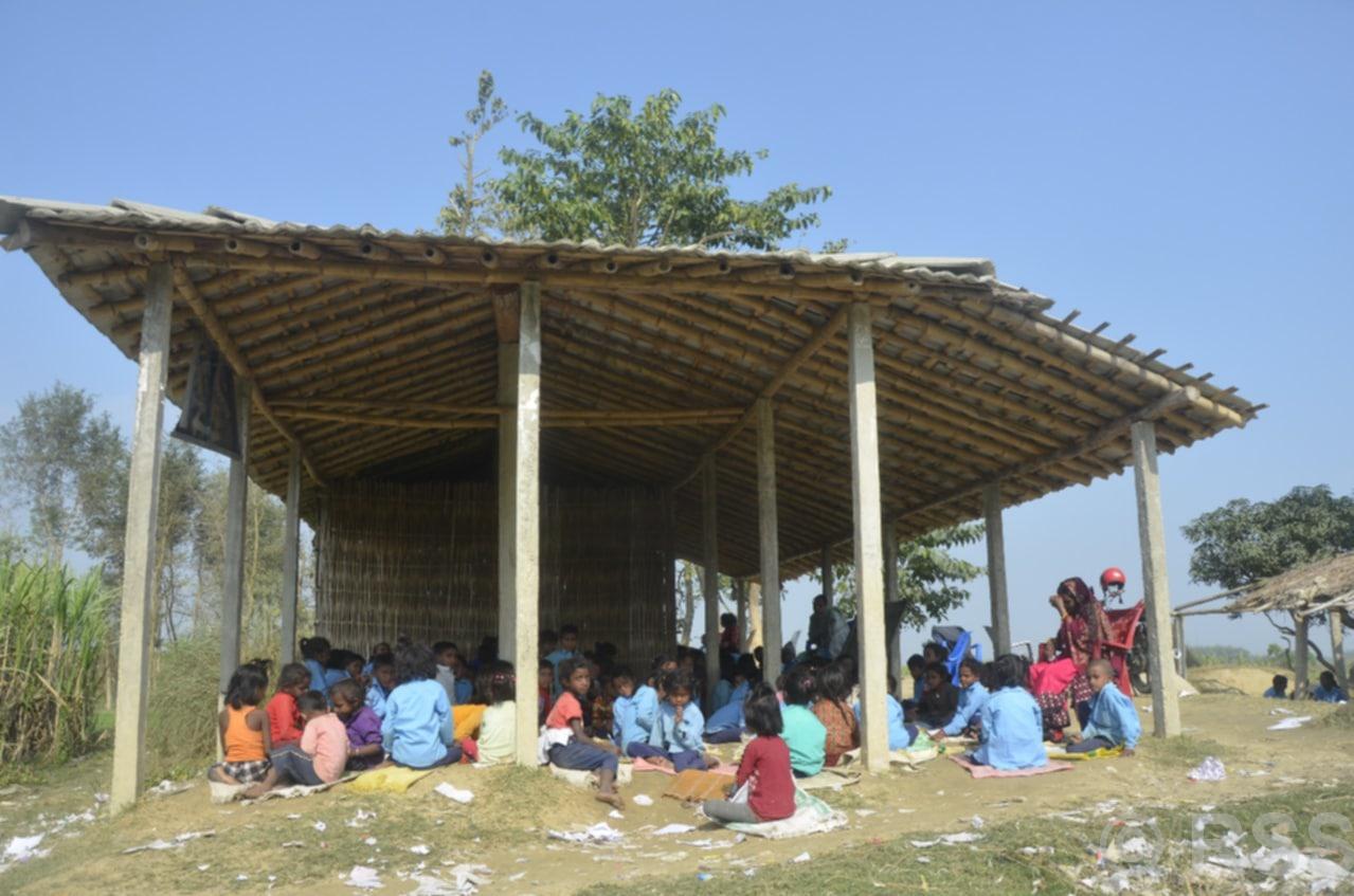 रौतहटको दलित प्राथमिक विद्यालयको बिजोग : १७ वर्षदेखि छाप्रोमा बोरा बिछ्याएर पढ्न बाध्य विद्यार्थी, शिक्षक सात वर्षदेखि  तलबविहीन