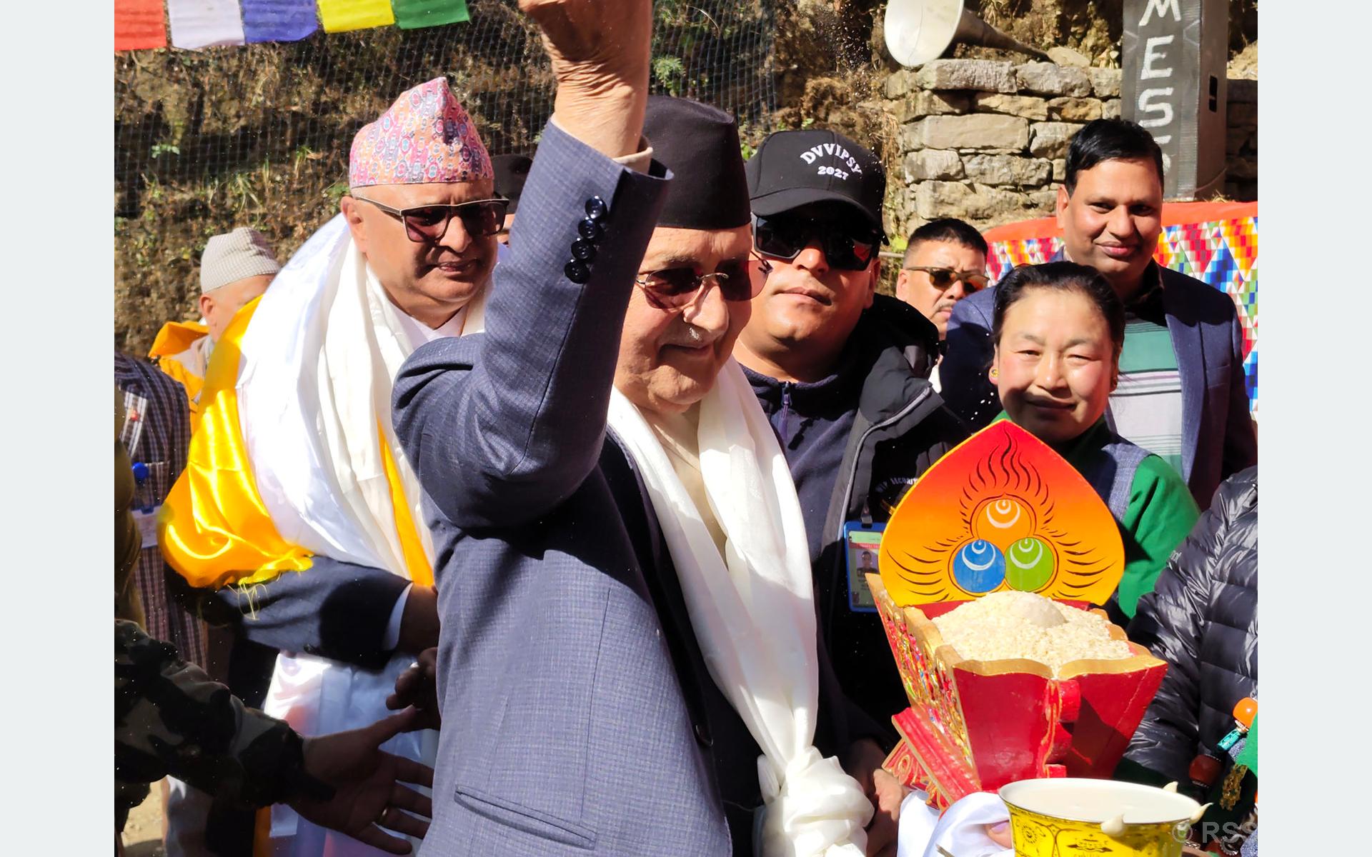 प्रधानमन्त्री ओली  पुगे सोलुखुम्बु
