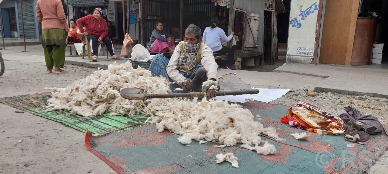 सिरक डसना बनाउँदै बस्तीबस्तीमा हिँडिरहेका मोहम्मद लतिफ, दैनिक १६ सयसम्म आम्दानी गर्दै