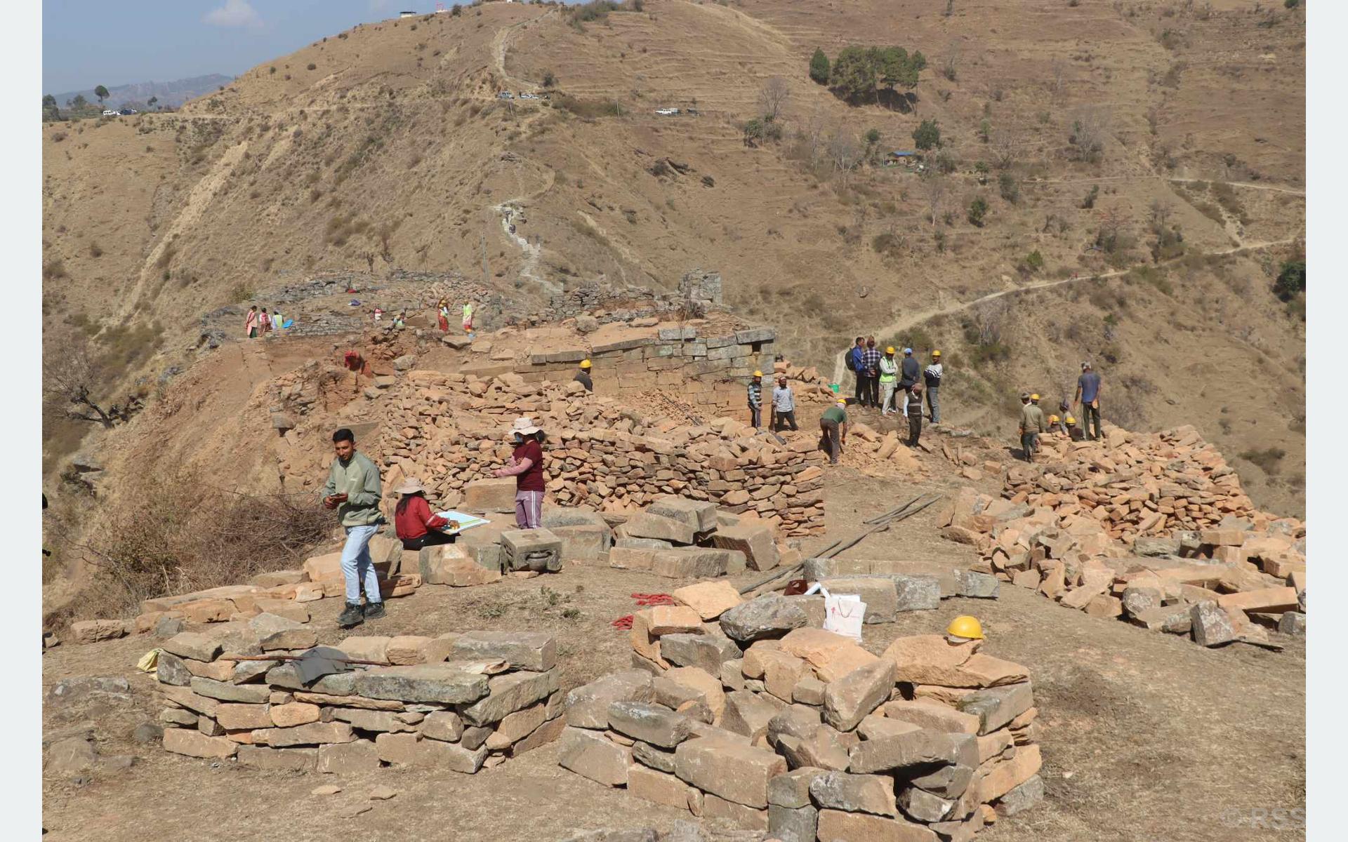डडेल्धुराको ऐतिहासिक स्थल अजयमेरुकोटको उत्खनन गरिँदै