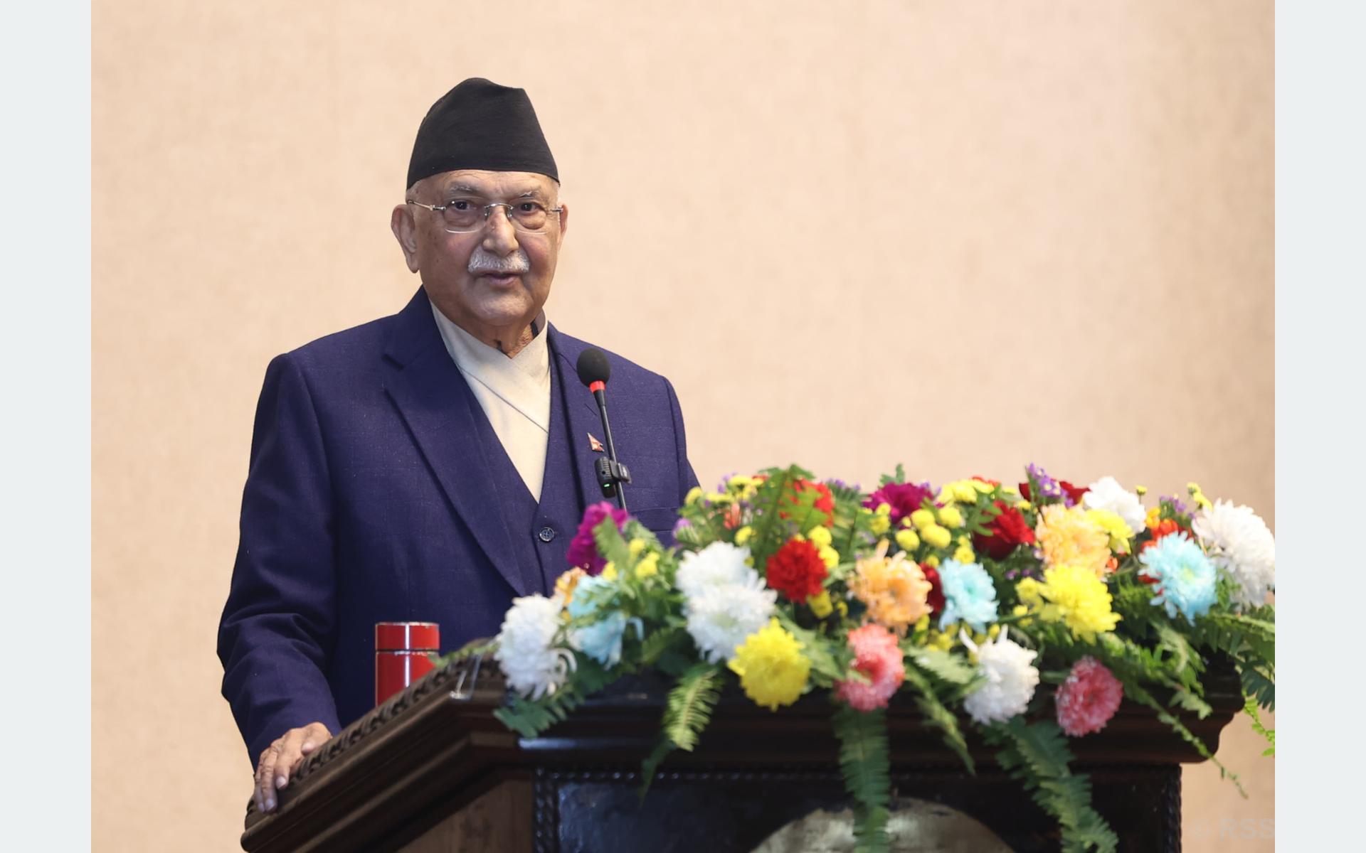 ‘करुणा’ विमोचनमा श्रीमतीको प्रशंसा गर्दै प्रधानमन्त्री ओलीले भने- यो पुस्तक २४ क्यारेटको छ