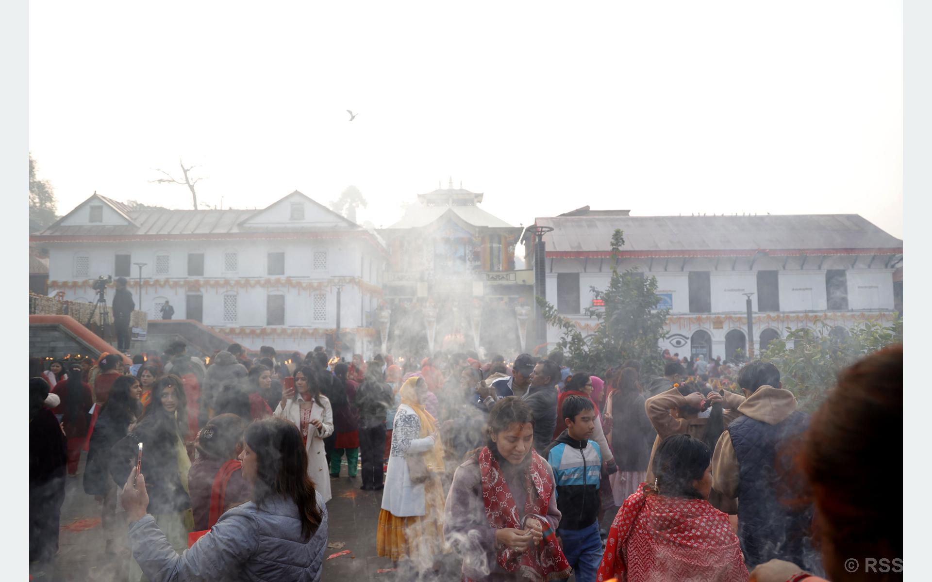 महाशिवरात्रि पर्वको अवसरमा पशुपतिनाथमा भक्तजनको घुइँचो