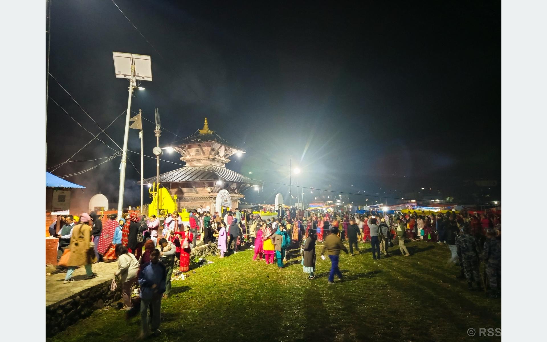 सन्तान प्राप्ति हुने विश्वासले ईशानेश्वरमा रातभर उभिएर ठाडो बत्ती बाल्दै सयौं दम्पत्ति