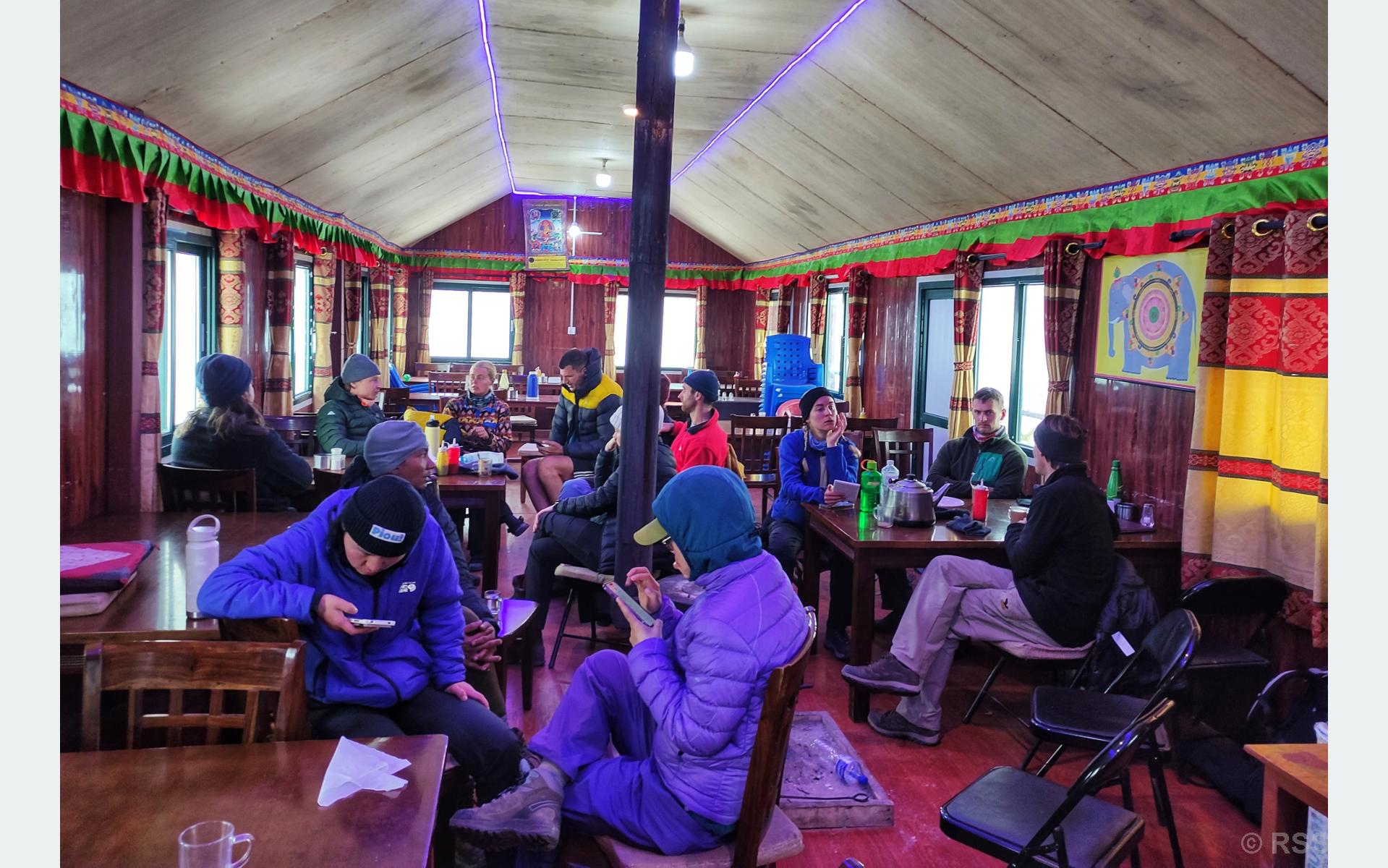 हिमपातले मनास्लु क्षेत्रमा पुगेका पर्यटकलाई पदयात्रामा कठिनाई