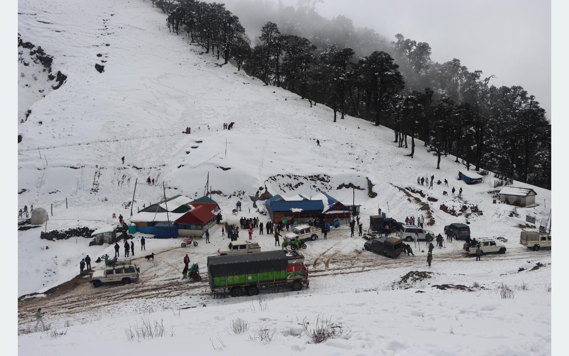 हिउँ खेल्न लोभिएका आन्तरिक पर्यटकको रूकुम पूर्वमा लर्को
