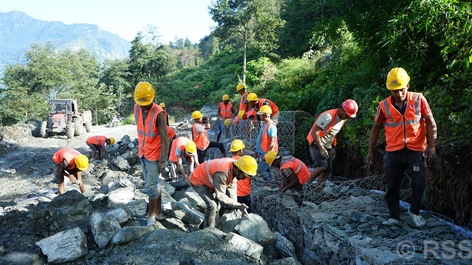 ढोरपाटन जोड्ने सडक स्तरोन्नतिका लागि एक अर्ब बजेट, कालोपत्र गर्ने काम अन्तिम चरणमा