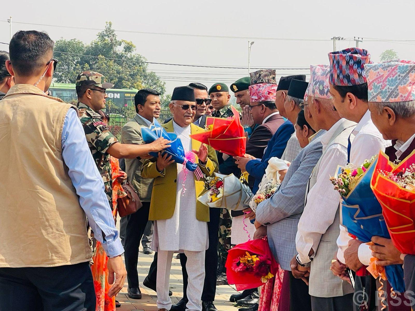 प्रधानमन्त्री ओली लुम्बिनीमा, मुख्यमन्त्री आचार्यले गरे स्वागत