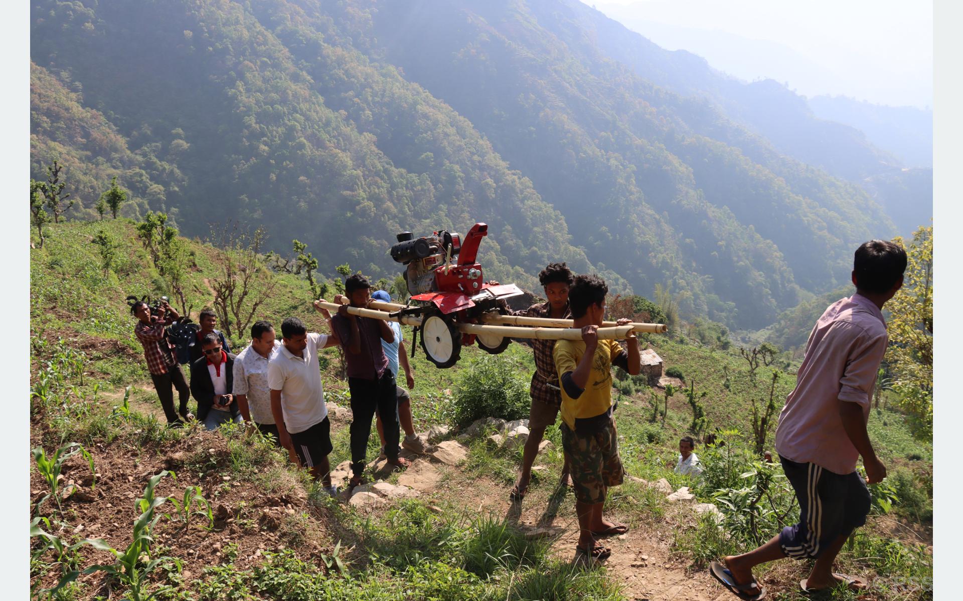 चितवनको कान्दामा दुई घण्टा बोकेर पहिलोपटक हाते ट्रयाक्टर पुर्याइयो, स्थानीय खुशी