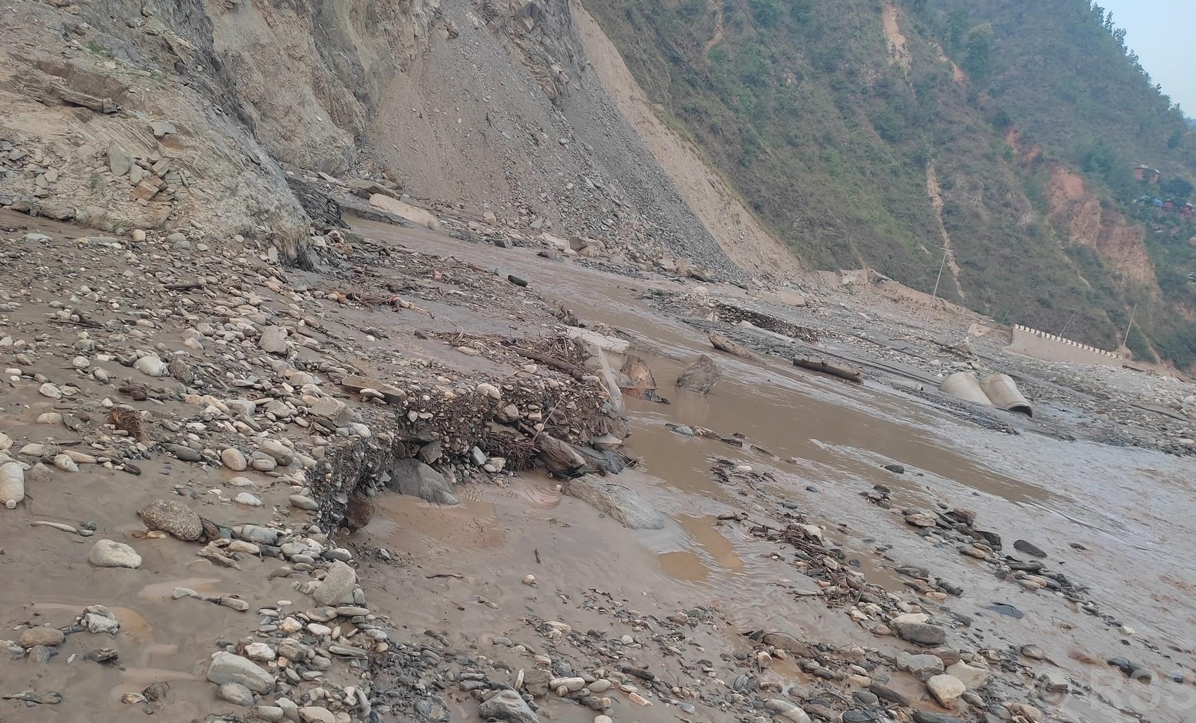 बाढीको वितण्डा : आठ घण्टादेखि बिपी राजमार्ग अवरुद्ध, बेपत्ता महिलाको खोजी गरिँदै