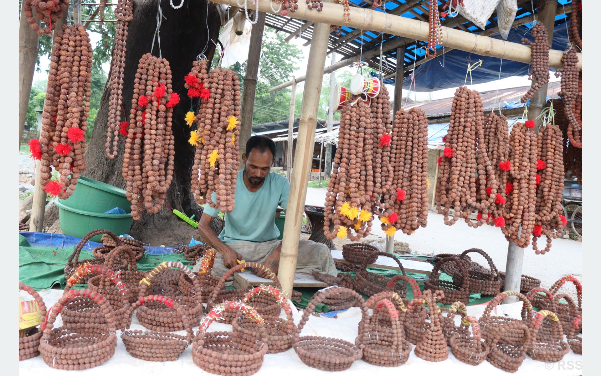 १२ वर्ष भारत बसेर फर्किएका लामिछाने रुद्राक्षका सामग्री बनाएर बिक्री गर्दै,  मनग्य आम्दानी