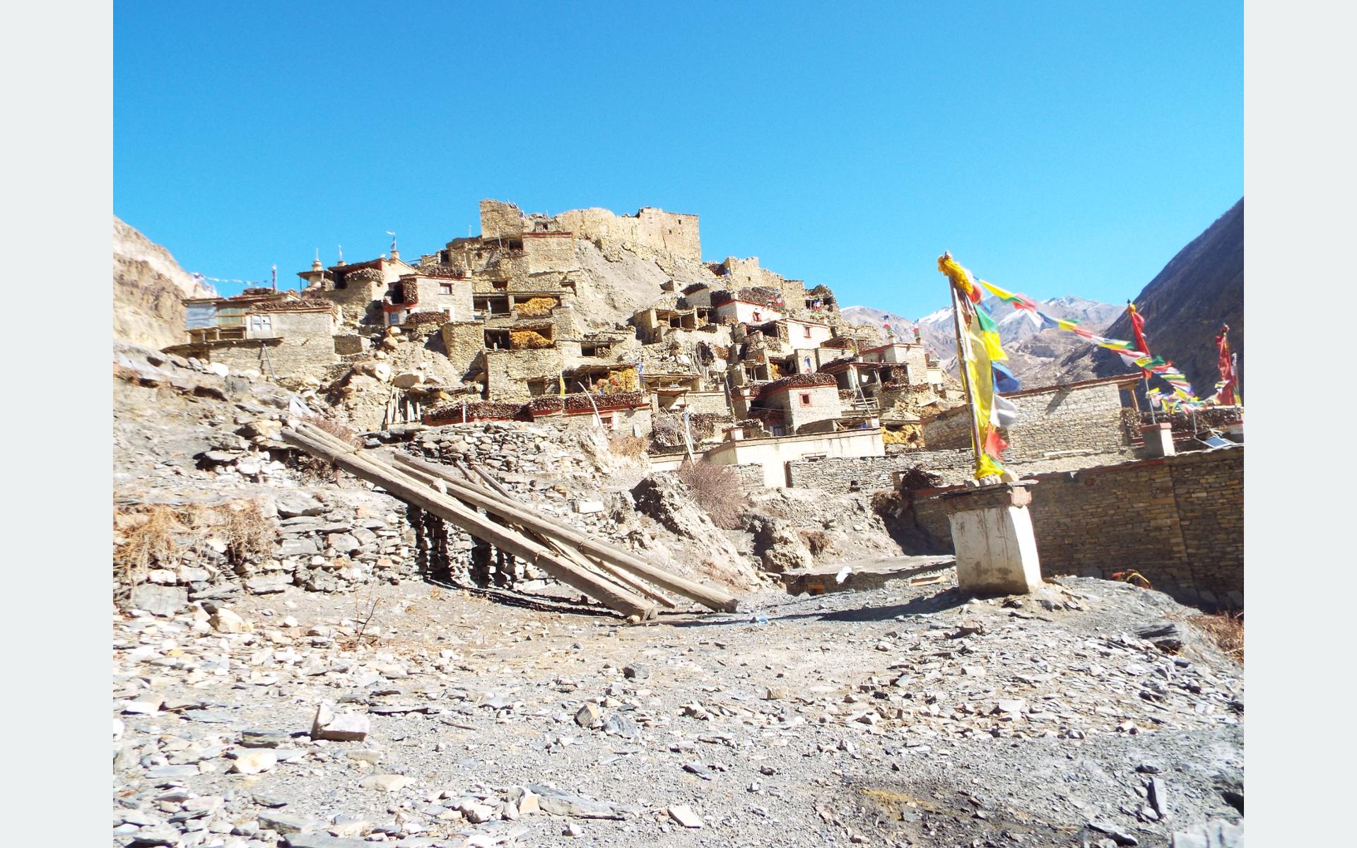 बर्खा लाग्यो, डरै डरमा मनाङका माटाका घर