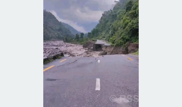 कोशी राजमार्गको धरान–धनकुटा सडकखण्ड बाढीले बगायो, यातायात अवरुद्ध