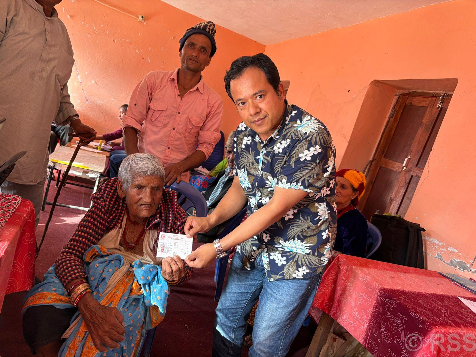 दार्चुलामा घरमै पुगेर ९७ वर्षीया भट्टलाई नागरिकता प्रदान