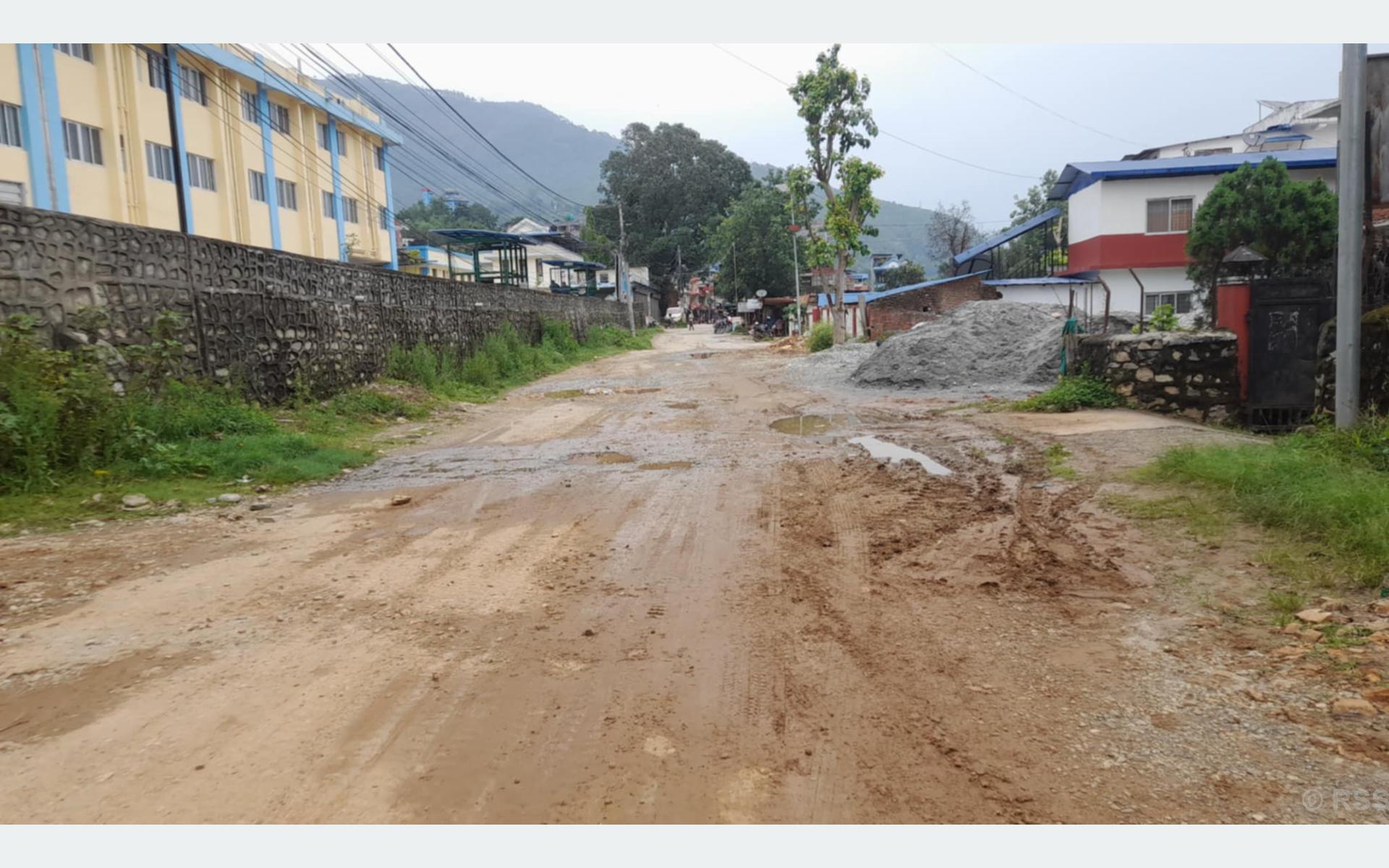पर्वतको सदरमुकाम कुश्माकै सडक एक दशकदेखि जीर्ण, सरोकारवाला निकाय मौन