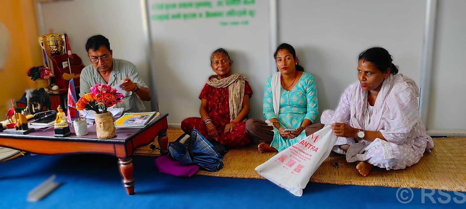 वडाध्यक्ष कार्कीको फरक कार्यशैलीः गुन्द्री र पिर्कामा बसेर सेवा, भुटेको मकै र गुन्द्रुकको अचार खाजा