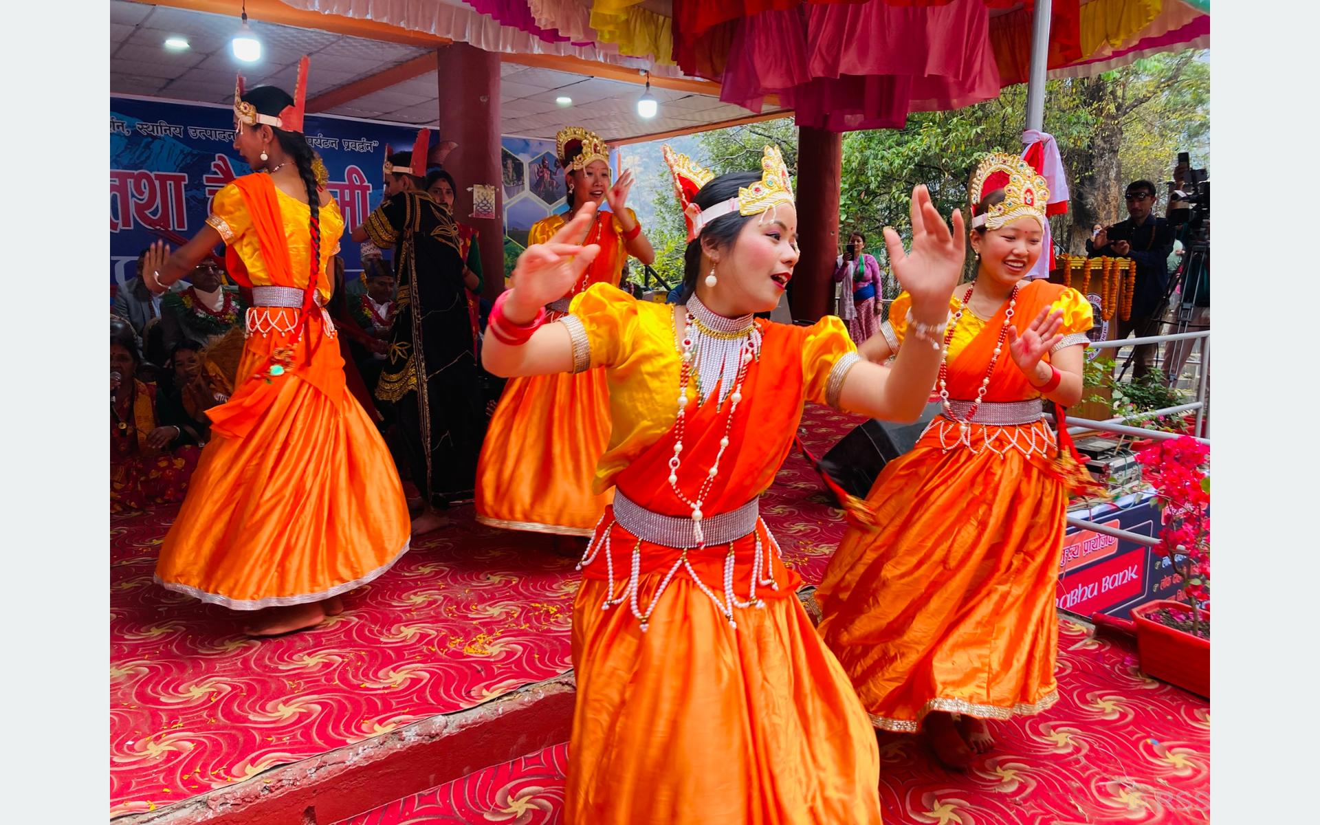 बागलुङमा लोकभजन र चुट्का लोप हुन थालेपछि पुस्तान्तरण सुरु,  तालिम प्रदान गरिँदै