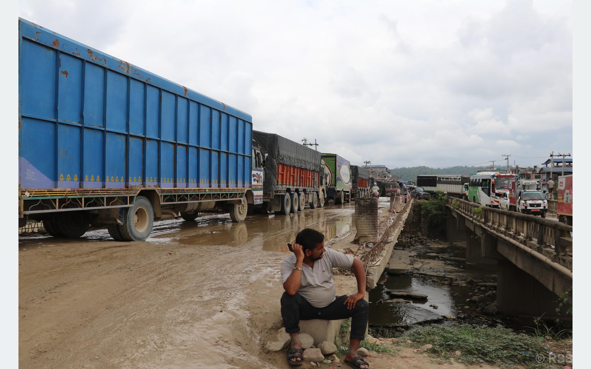 बुटवल–नारायणगढ सडक : विनयी खोलामा डाइभर्सन निर्माण नगरिने, मालवाहक सवारी सञ्चालनमा रोक
