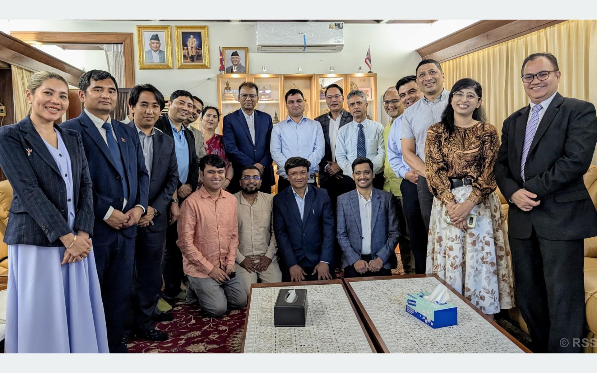 थाइल्याण्डमा कार्यरत नेपाली स्वास्थ्यकर्मीसँग मन्त्री पौडेलले गरे सुझाव संकलन