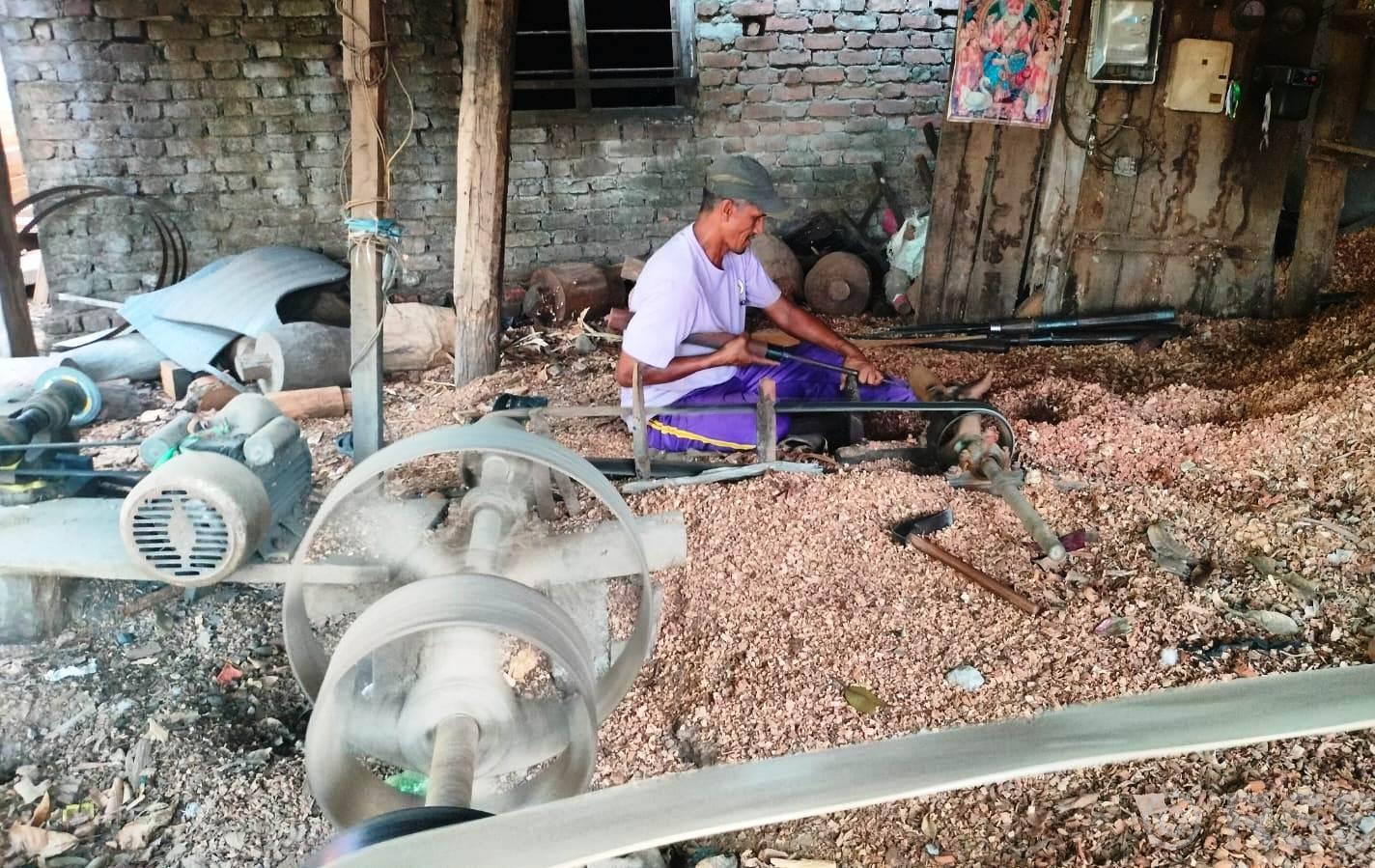 काठका भाँडाकुँडा बनाउने सीपमा निपूर्ण गंगाराम, दैनिक १५सय आम्दानी गर्दै