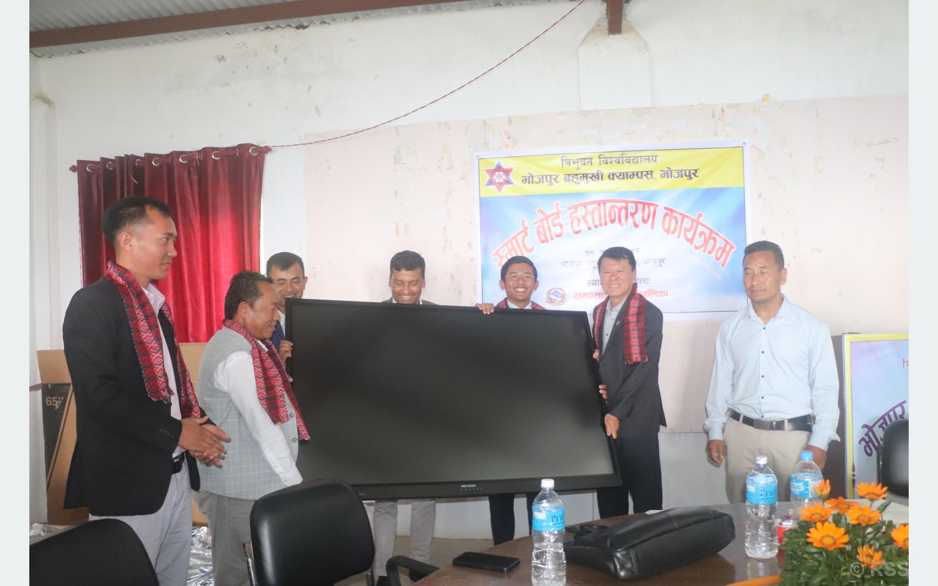 भोजपुर क्याम्पसलाई ६ लाखको स्मार्ट बोर्ड हस्तान्तरण