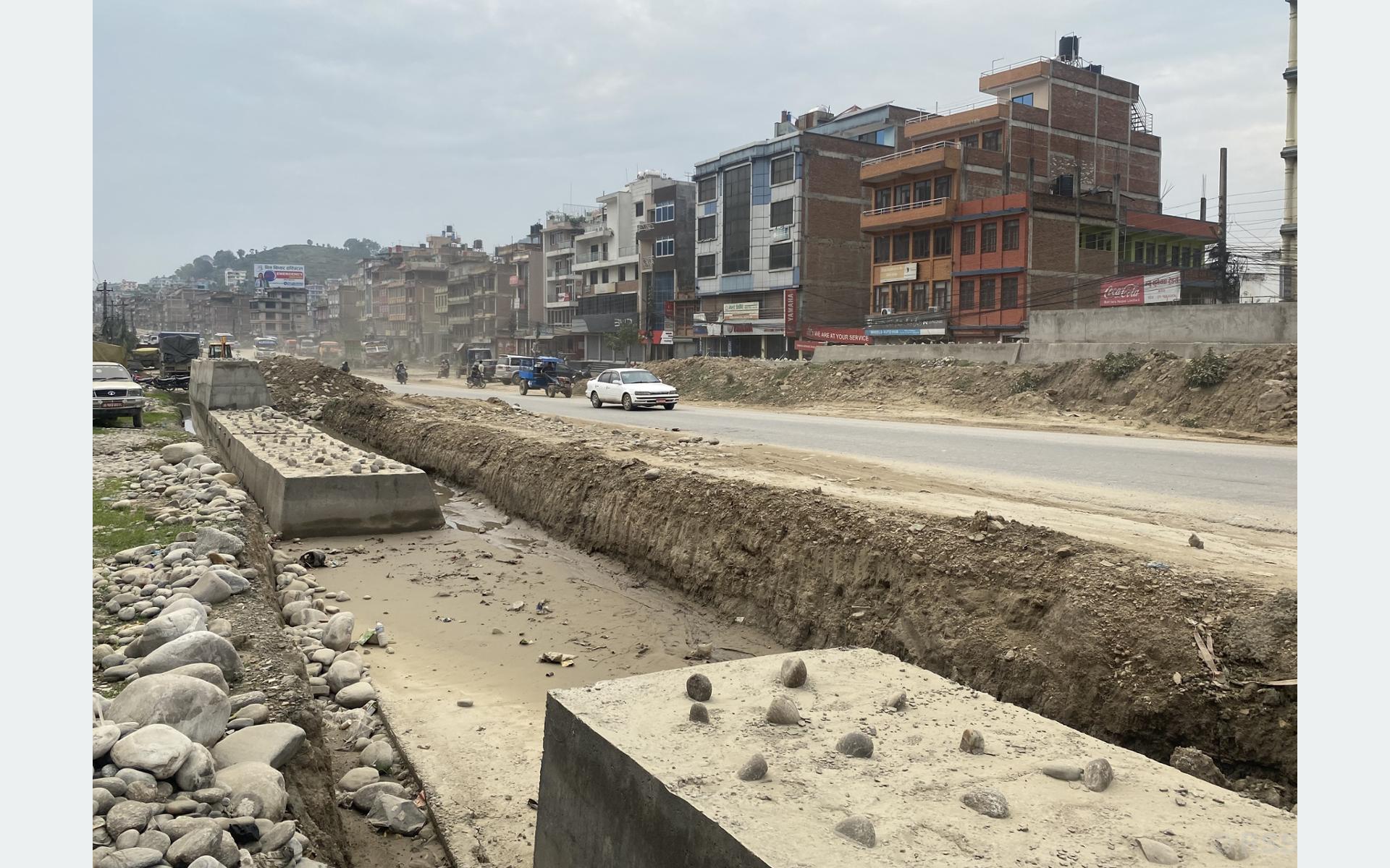 अरनिको राजमार्ग विस्तार : धुलिखेल–साँगा सडक खण्डमा काम रोकियो