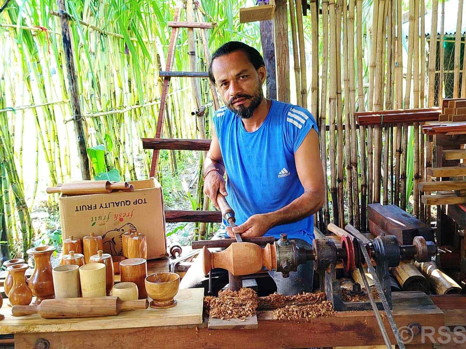 युट्युबबाट सीप सिकेर काष्ठकलामा खटिएका भक्तबहादुर, मनग्य आम्दानी गर्दै
