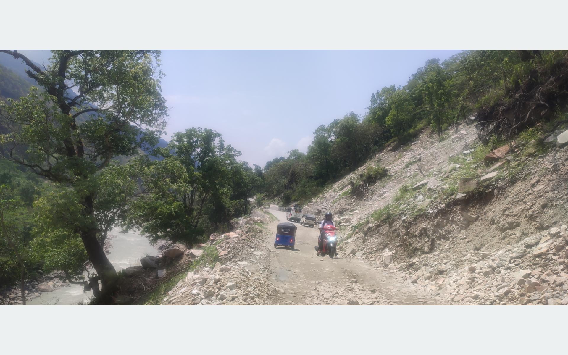 जोखिम बन्दै बेँसीसहर–चामे सडकयात्रा, दैनिक सयौँ यात्री भगवानको नाम जप्दै यात्रा गर्न बाध्य