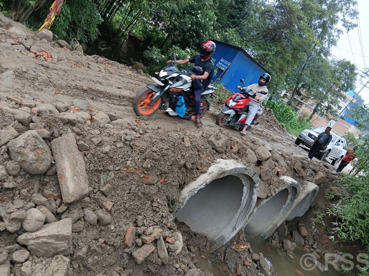 ह्युमपाइप राखेर अवरुद्ध काभ्रेको नाला–भक्तपुर सडकखण्ड खुलाइयो