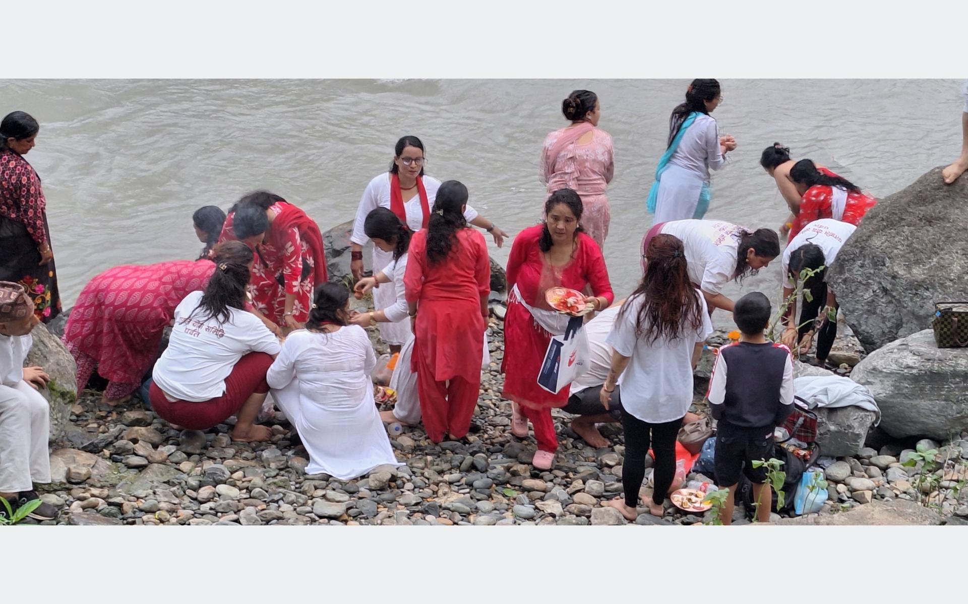 पवित्र कालीगण्डकी नदीमा स्नान गर्नेको घुइँचो