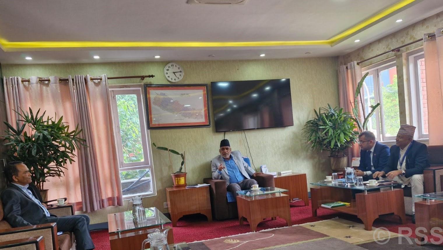 कृषि कर्जालाई सरलीकृत गरिदिन मन्त्री अधिकारीको गर्भनरसँग आग्रह