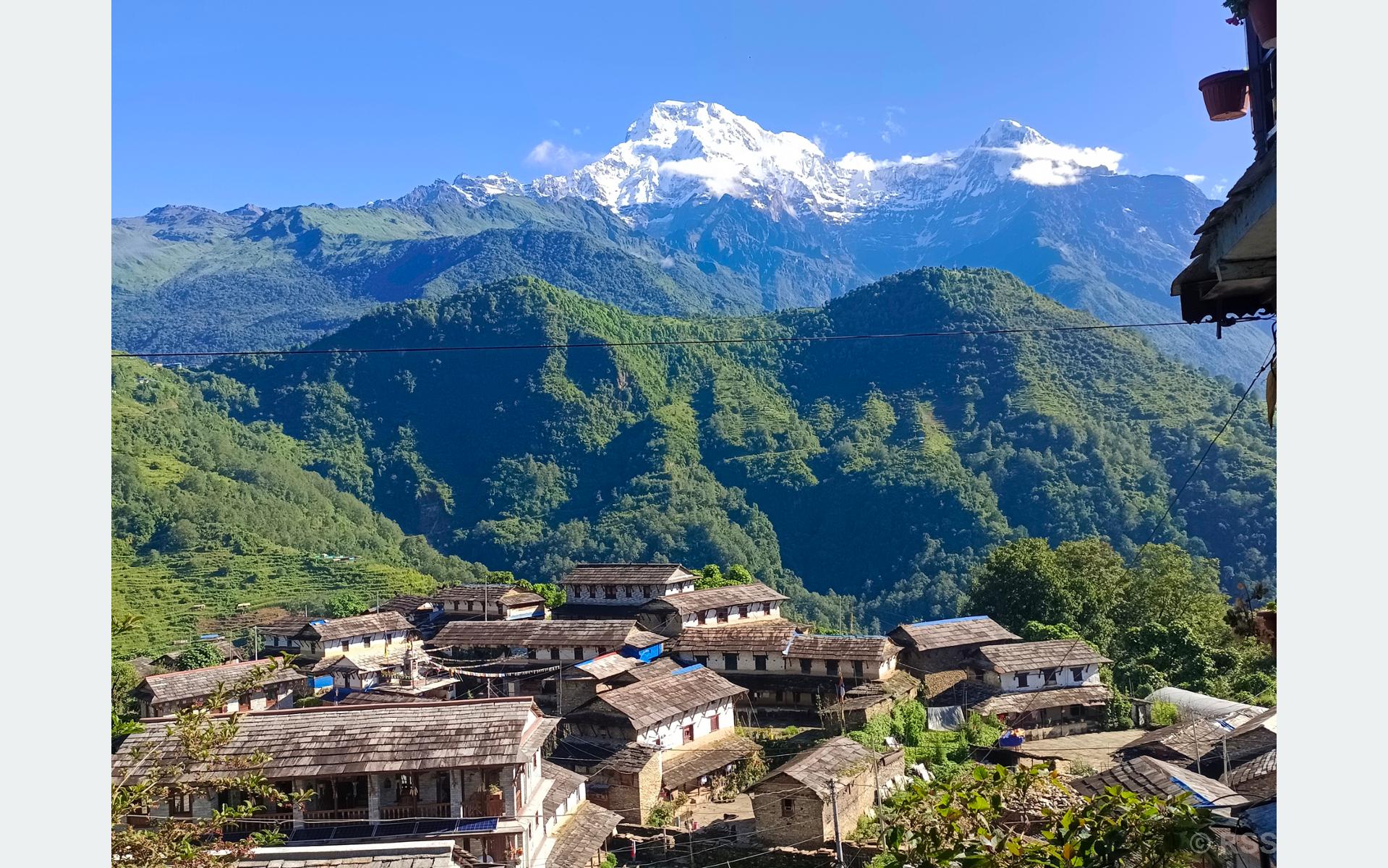 पर्यटक लोभ्याइरहने घान्द्रुक, गुरुङ समुदायको जीवन्त संग्रहालय