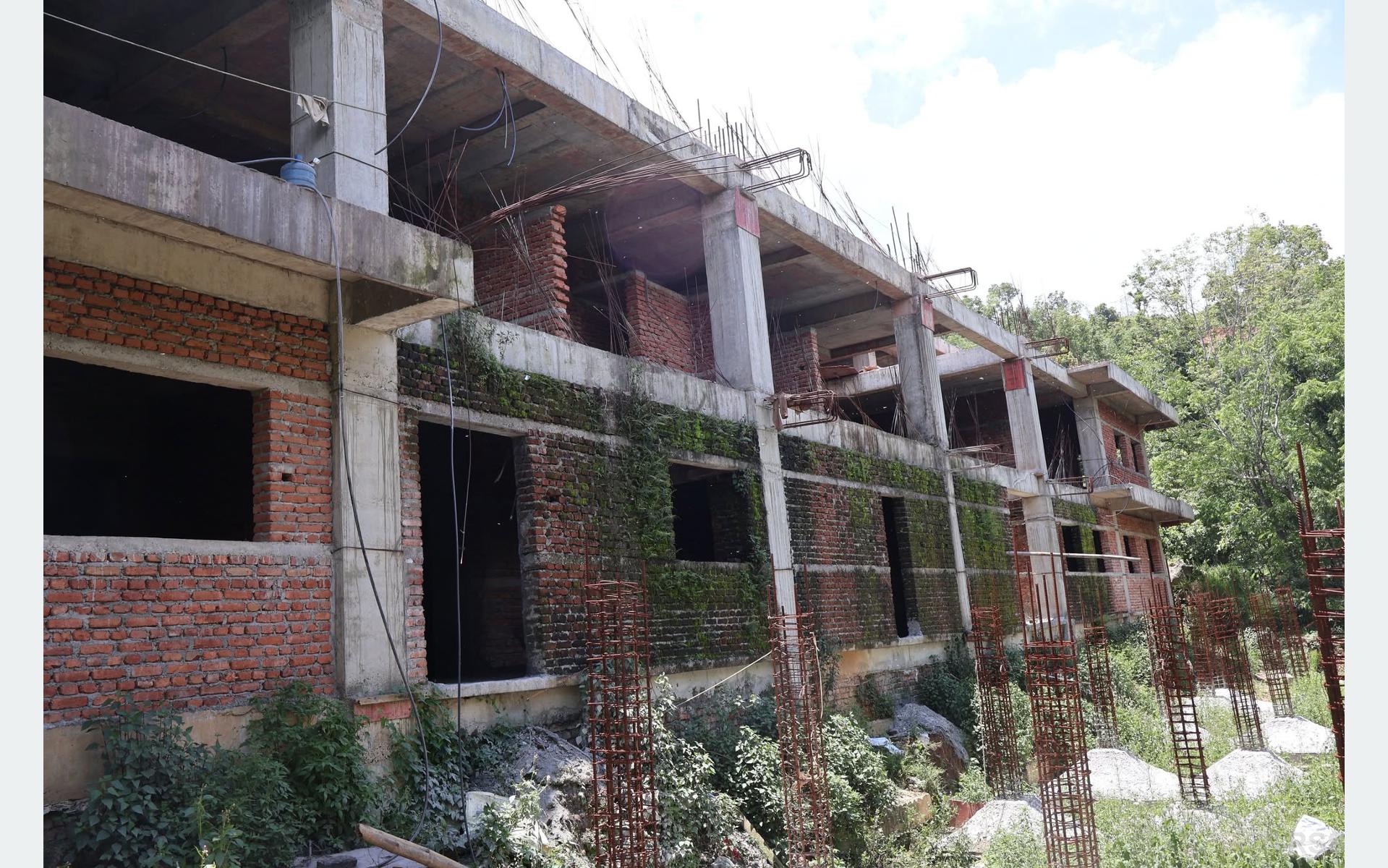 दुई वर्षमा निर्माण सक्नुपर्ने बागलुङ नगर अस्पताल भवन, चार वर्षमा आधा काम