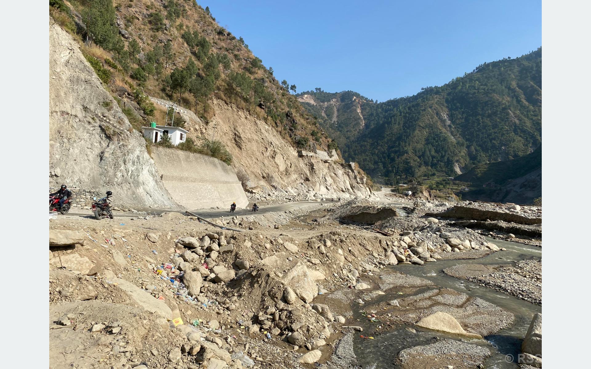 पानी पर्दा हिलाम्मे र घाम लाग्दा धुलाम्मे अरनिको र बिपी राजमार्ग, कठिनाइपूर्ण यात्रा गर्न बाध्य
