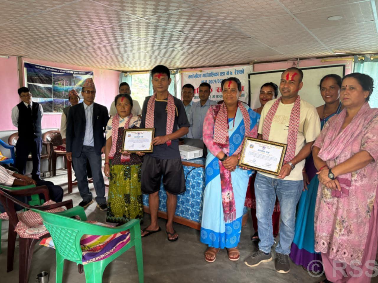 खेत बाँझिन थालेपछि रोपाइँ पनि ठेक्कामा, वडा कार्यालयले गर्यो किसानलाई सम्मान