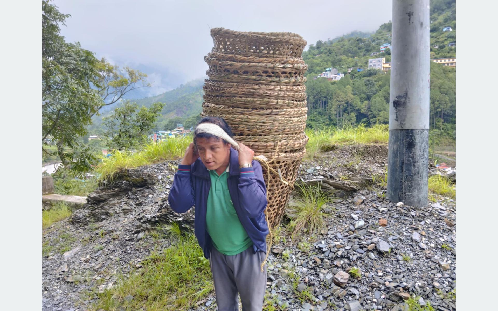 डोको, थुन्से र ढाकर बेचेर परिवार पाल्दै शेरबहादुर