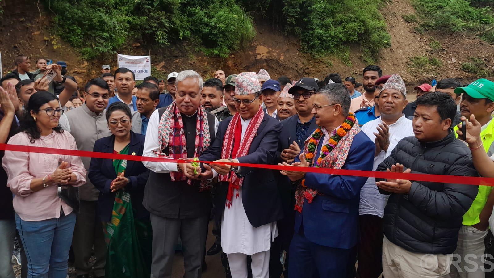 भौतिक पूर्वाधारमन्त्रीद्वारा पुवाखोलाको बेलिब्रिज उद्घाटन