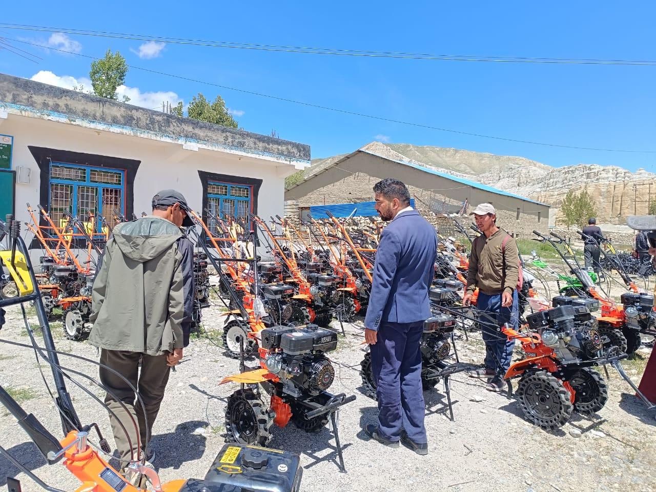 लोघेकरका किसानलाई अनुदानमा हाते ट्याक्टर
