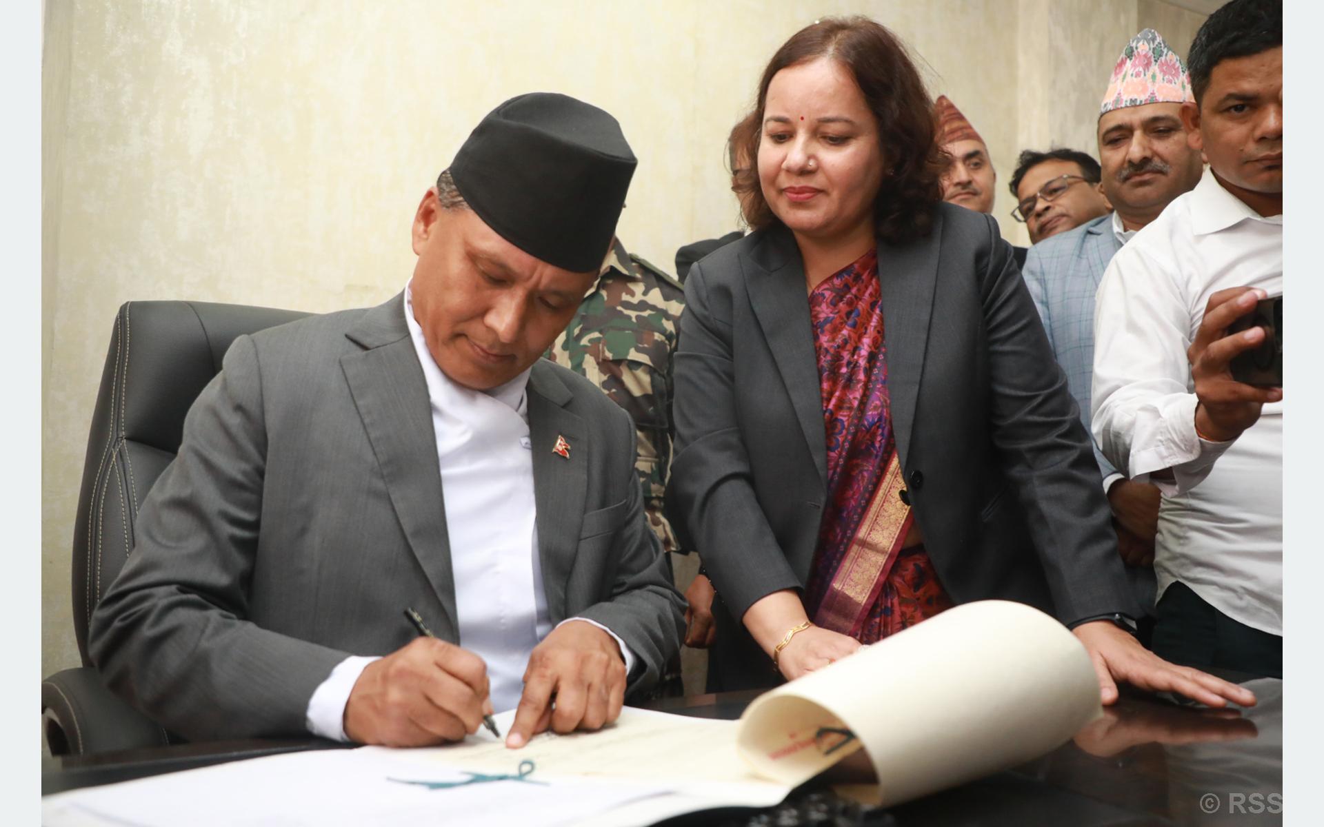 ऊर्जामन्त्री घिसिङद्वारा पदभार ग्रहण, डेडिकेटेड लाइनको बक्यौता उठाउने पहिलो निर्णय