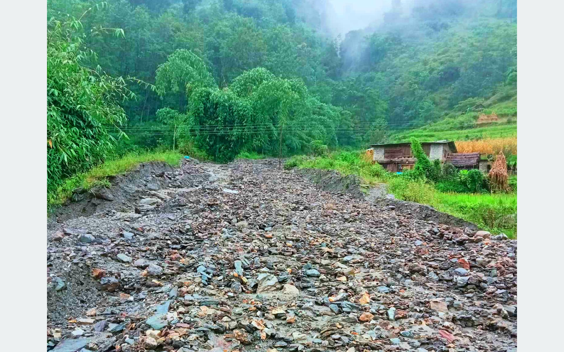 बाढीले मध्यपहाडी लोकमार्गको बुर्तिबाङ- पूर्वी रुकुम खण्ड अवरुद्ध