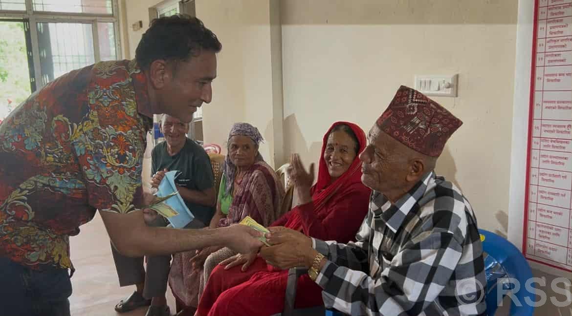 वडाध्यक्ष कुँवरद्वारा आफूले पाउने तलब भत्ता ज्येष्ठ नागरिकलाई वितरण