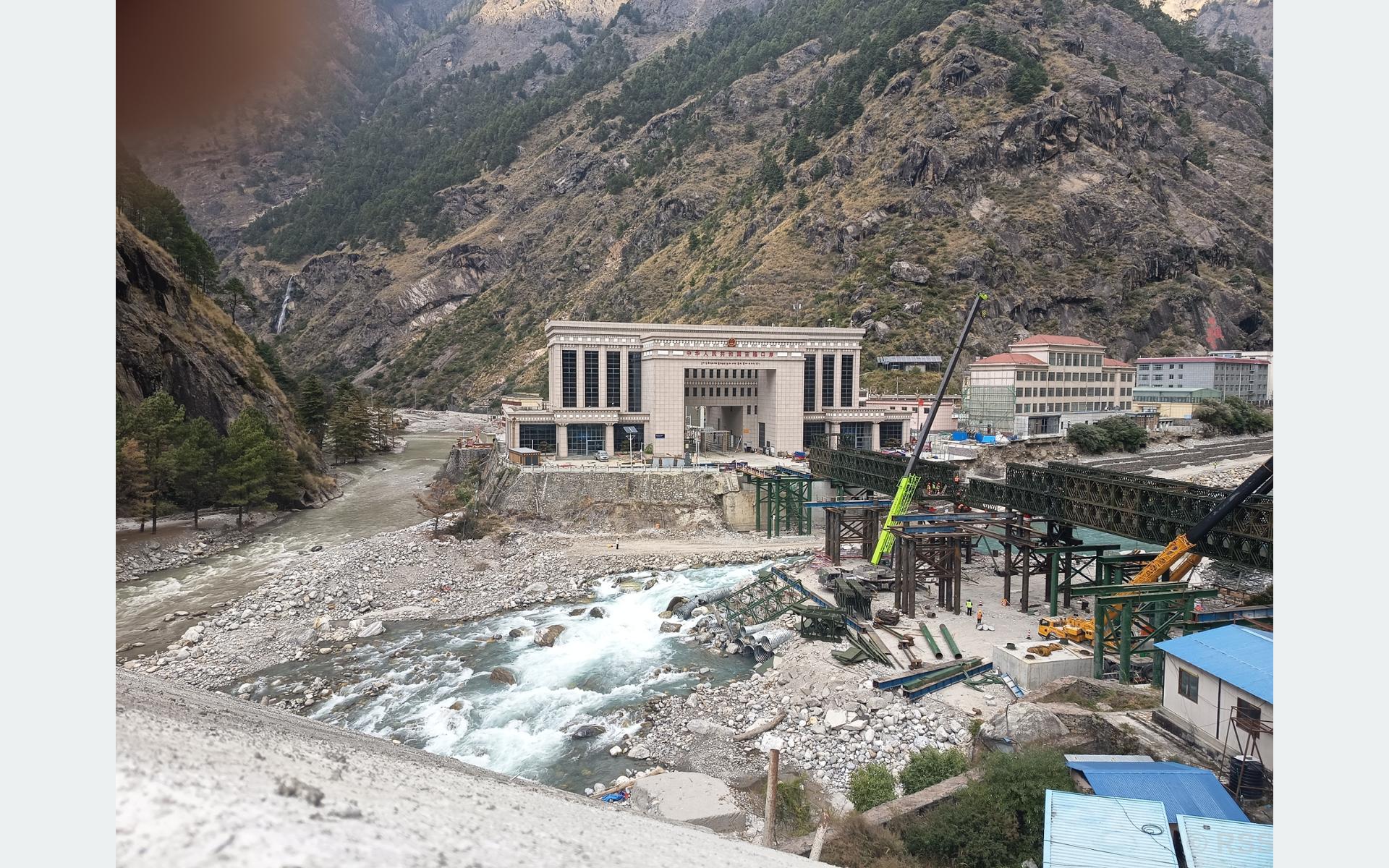 रसुवागढी नाकास्थित ‘बेलीब्रिज’ निर्माणमा तीव्रता, एक महिनामै सम्पन्न हुने