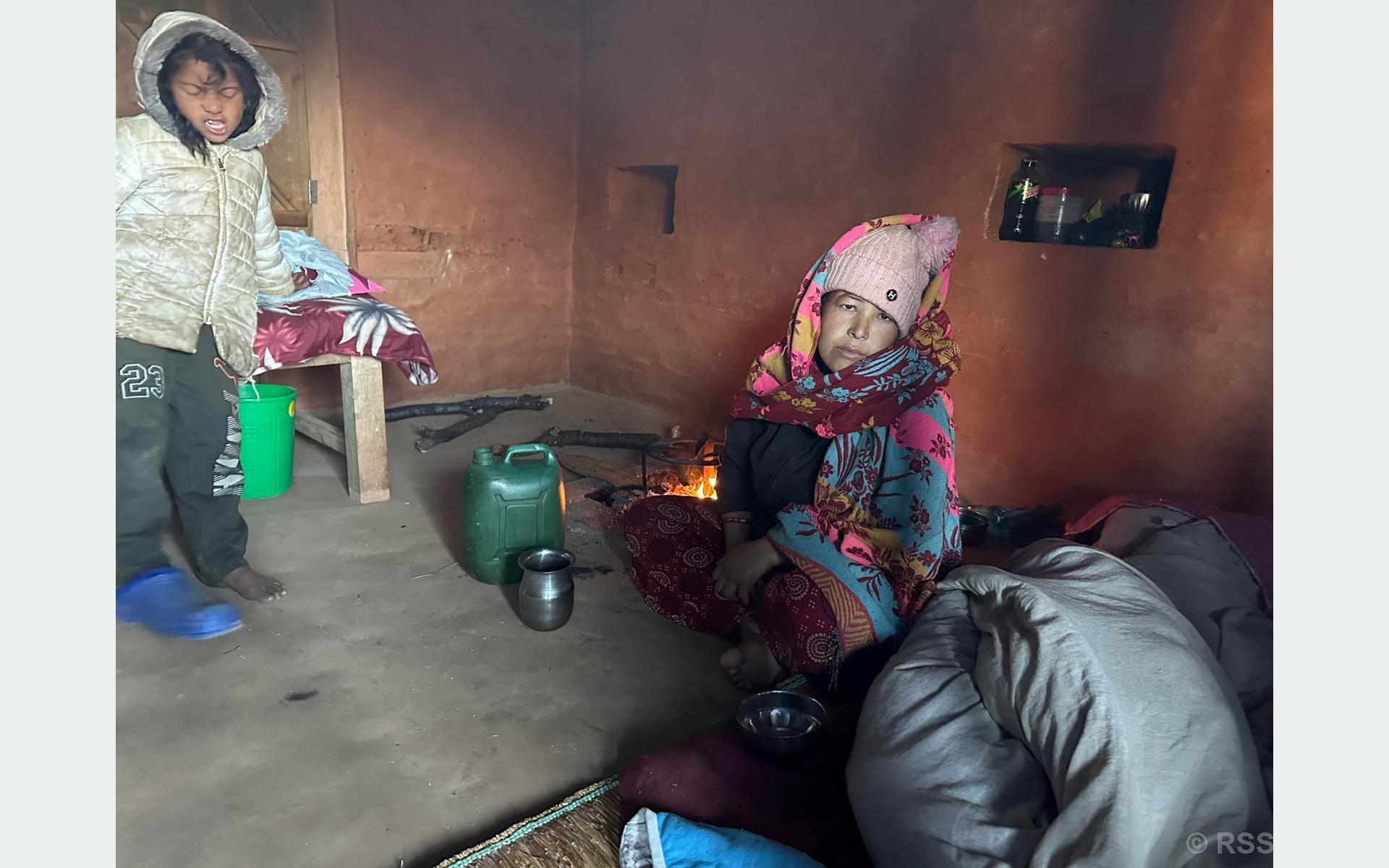 ‘बर्थिङ सेन्टर’ त टाढा छ, गर्भवतीलाई ‘स्ट्रेचर’मा लैजानुपर्छ, बोक्ने पुरुष पाइन्न