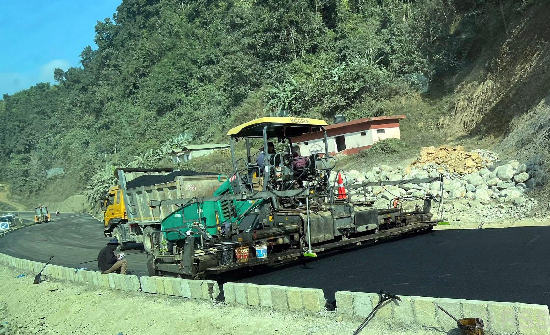 मुग्लिन पोखरा सडक : पश्चिम खण्डको मौरीओडारमा कालोपत्र थालियो