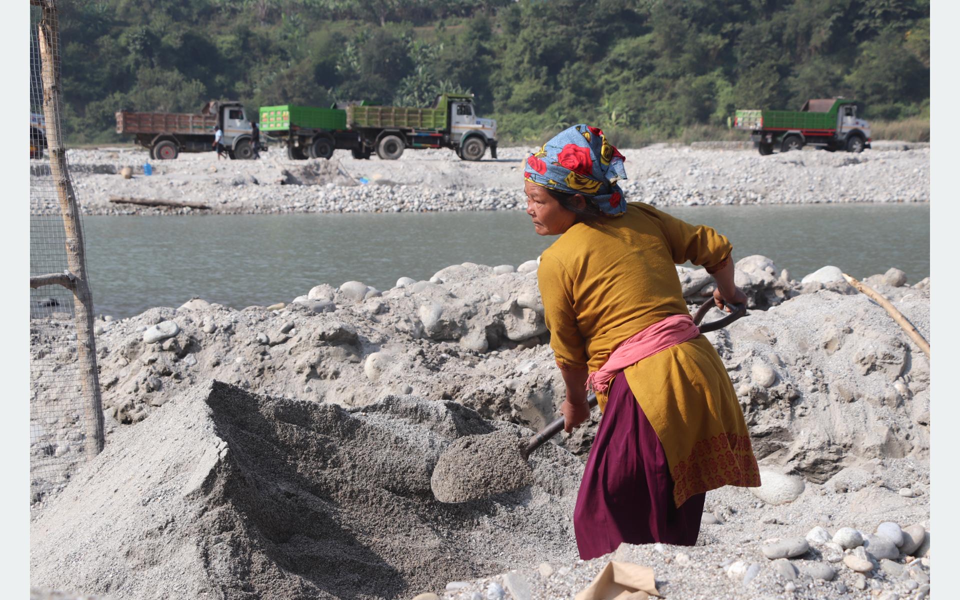 ‘त्रिशूलीको किनारमा बालुवा चाल्नेहरू’को पीडाः एकदिन अल्छी गर्‍यो भने अर्को दिन भोकै परिन्छ