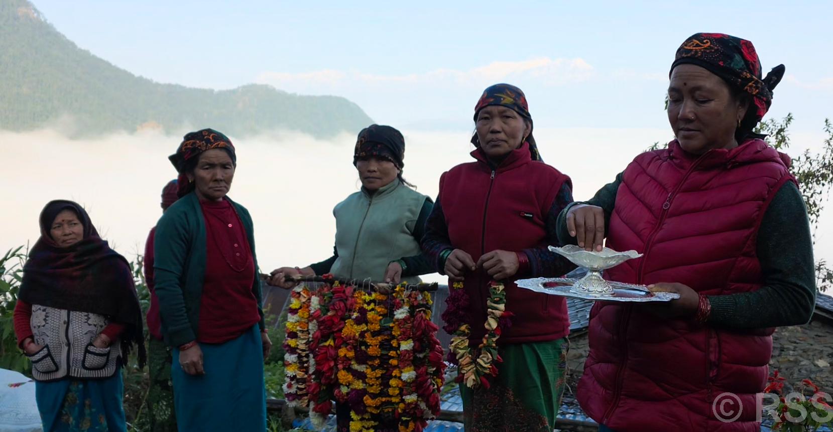 घरबासले फेरिँदै तनहुँका महिलाको दैनिकी