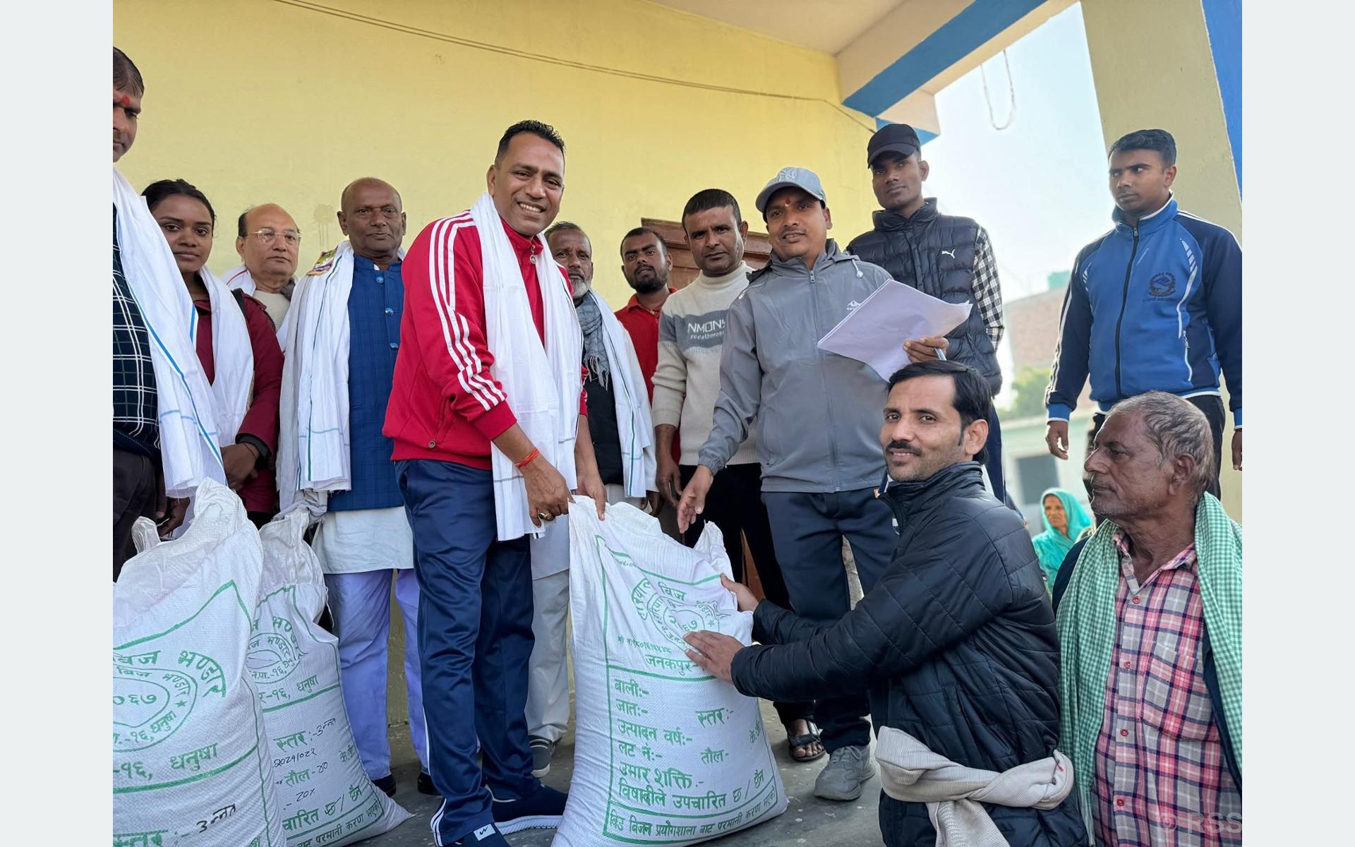 मटिहानी नगरपालिकाद्वारा किसानलाई अनुदानमा गहुँको बीउ वितरण