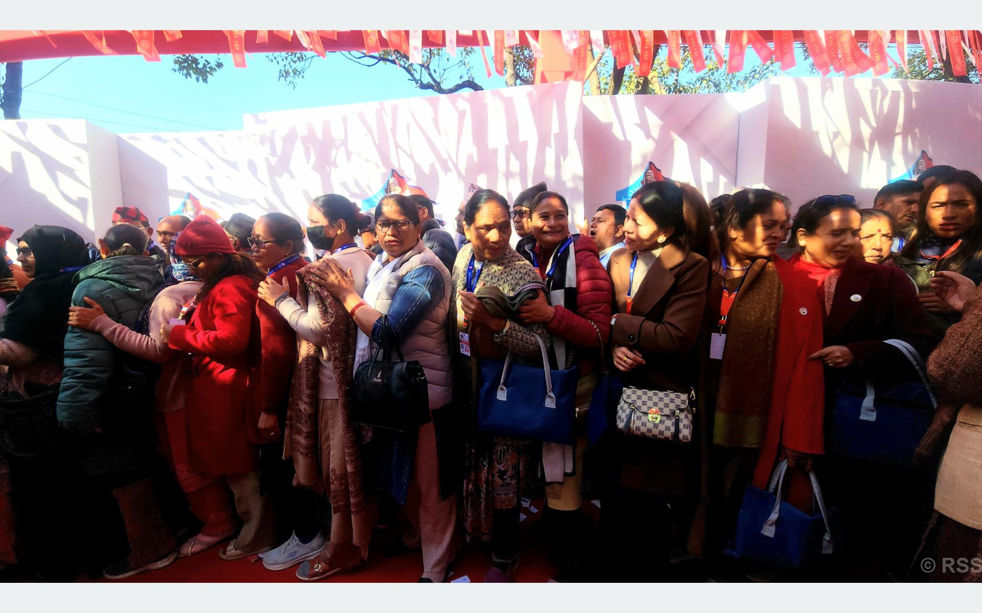 एमाले महाधिवेशन : नयाँ नेतृत्व चयनका लागि मतदान जारी, हालसम्म ४१५ मत खस्यो