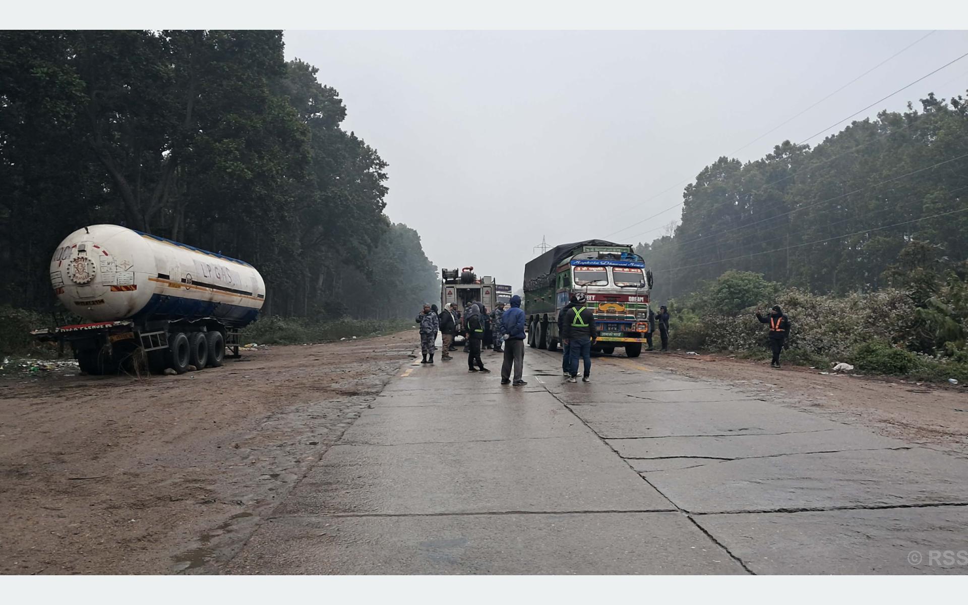 अवरुद्ध महेन्द्र राजमार्ग २४ घण्टापछि खुल्यो