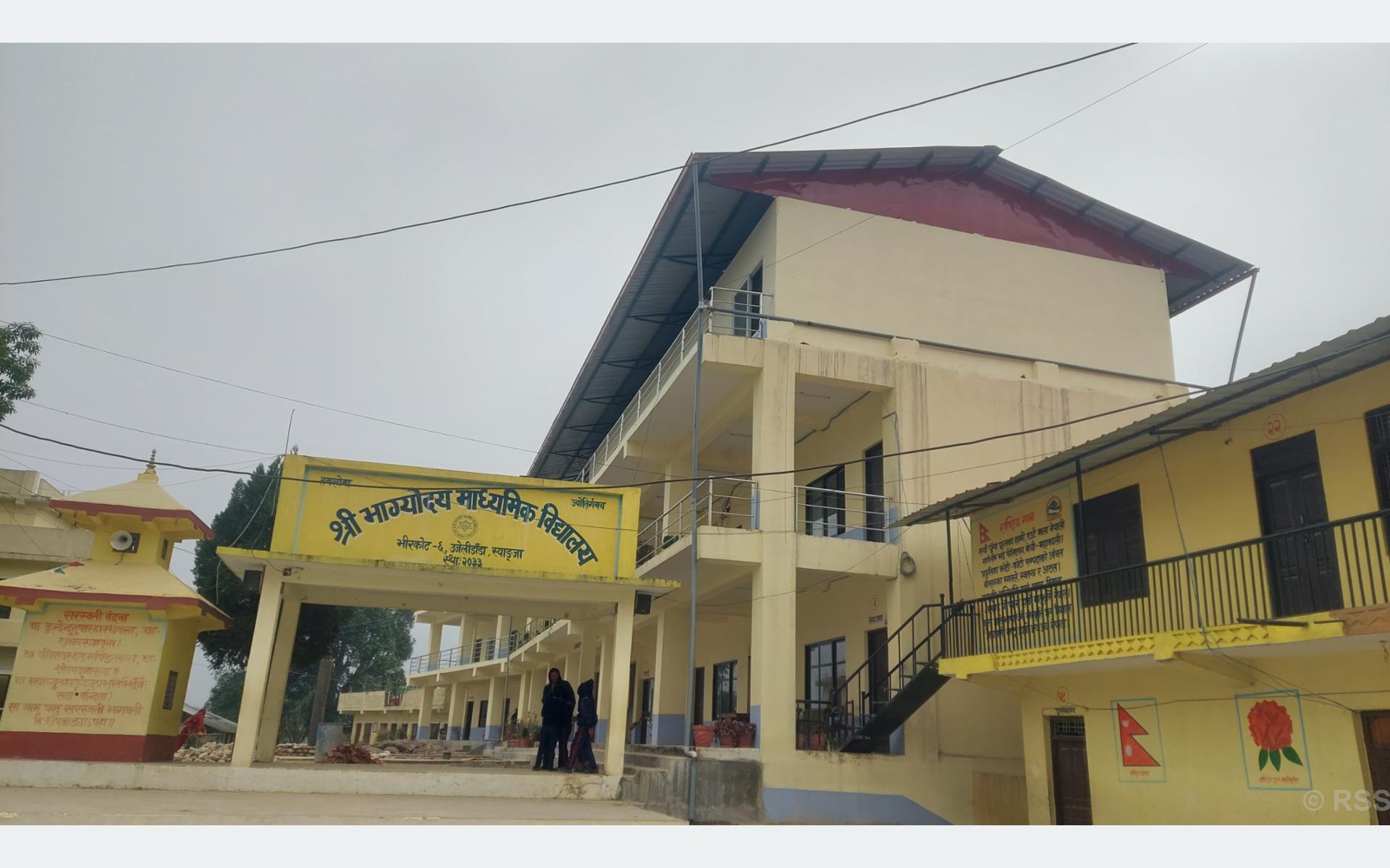 भाग्योदयका अभिभावक आलोपालो खाजा बनाएर विद्यार्थीलाई खुवाउँछन्