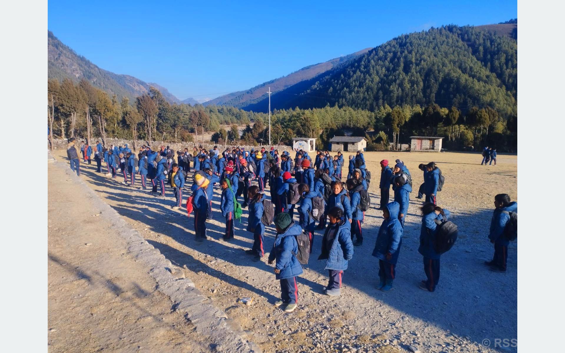 ढोरपाटनका विद्यार्थीको पीडाः कठ्याङ्ग्रिँदै पढ्नुपर्ने बाध्यता